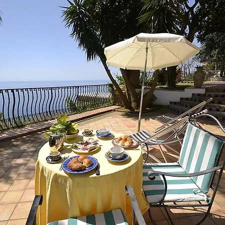 Sleeps 2 Pool Air Con Holiday home *