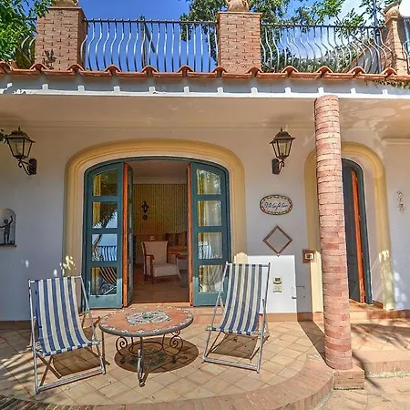 Sleeps 2 Pool Air Con Holiday home *