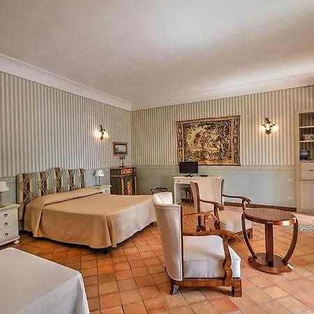 Sleeps 2 Pool Air Con Holiday home