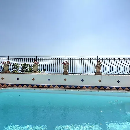 Sleeps 2 Pool Air Con Holiday home *