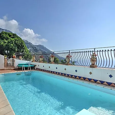 Sleeps 2 Pool Air Con