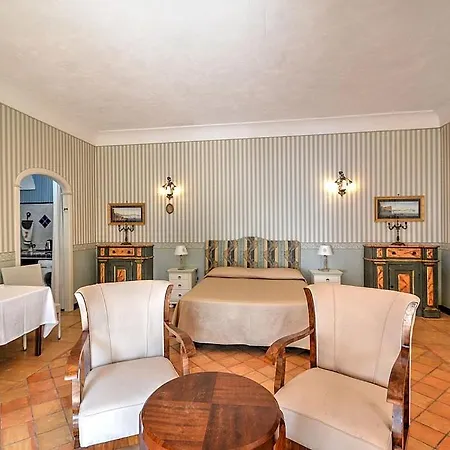Sleeps 2 Pool Air Con *