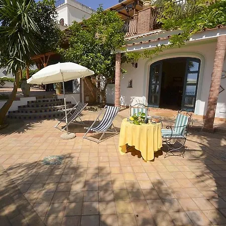 Holiday home Sleeps 2 Pool Air Con