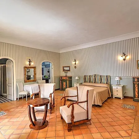 Sleeps 2 Pool Air Con *
